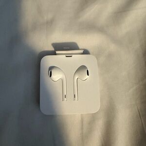 White Apple Wired Earbuds